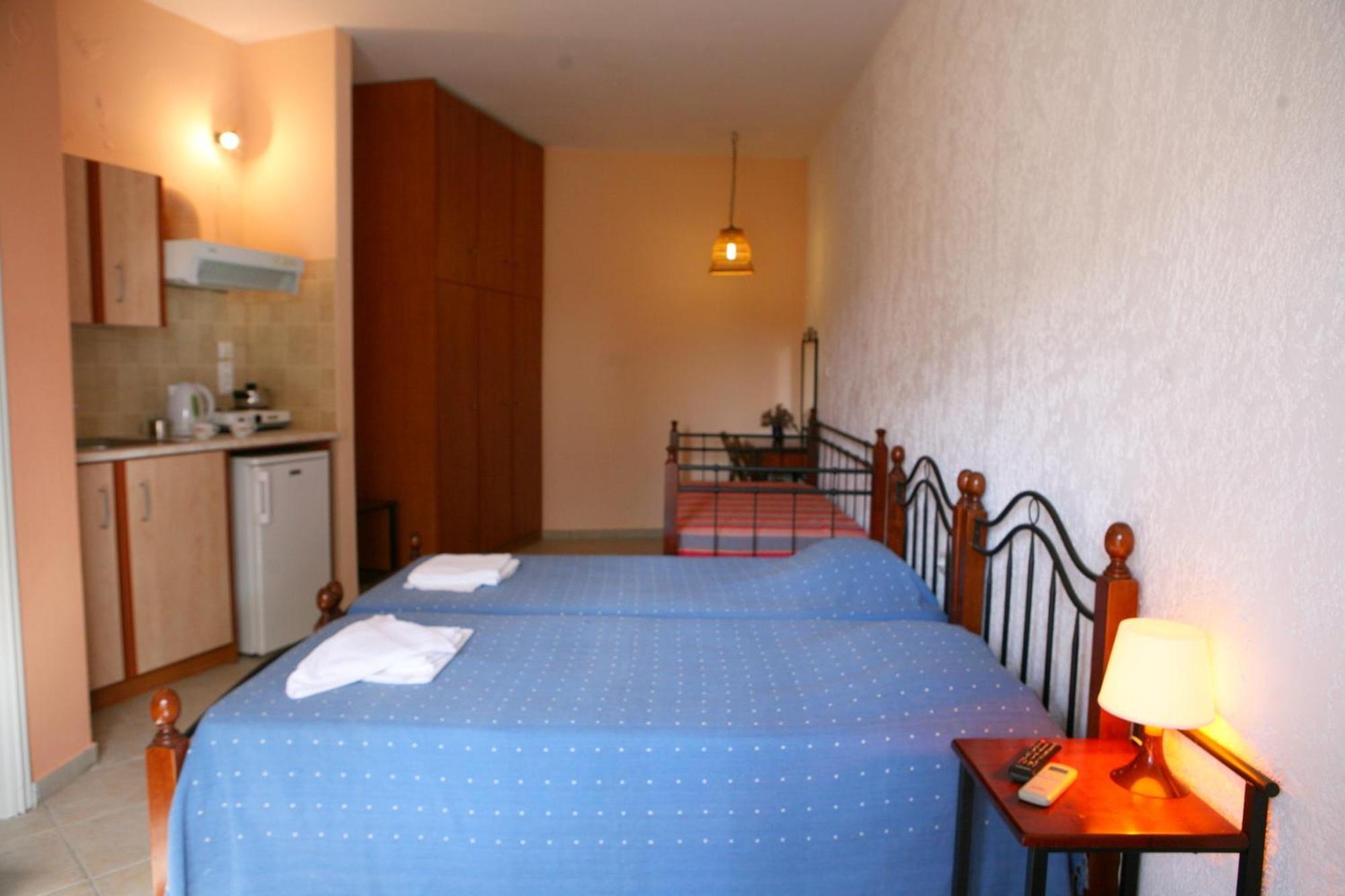 9 Musses Hotel Apartments Skala Mistegnon Oda fotoğraf